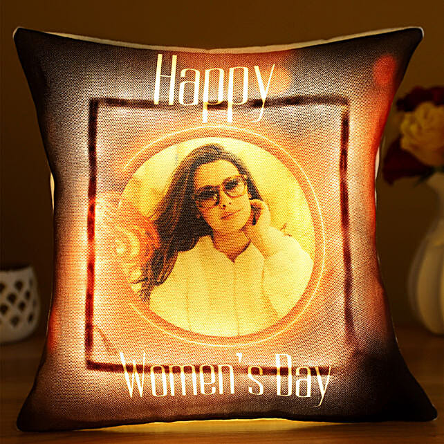 https://i7.fnp.com/images/pr/l/v20210225161157/happy-women-s-day-personalised-led-cushion-hand-delivery_1.jpg